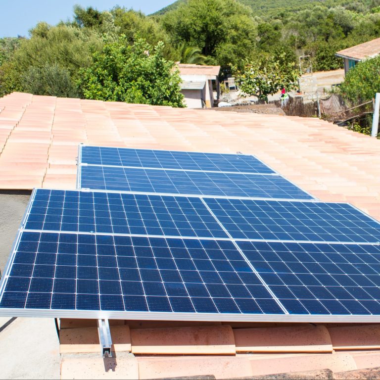 PLACAS SOLARES Y BATERÍAS EN UNA VIVIENDA AISLADA
